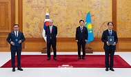 권오을 국가보훈부 장관과 아르만 키륵바예프 카자흐스탄 문화정보부장관이 9월 15일 청와대에서 이재명 대통령과 카심-조마르트 토카예프 카자흐스탄 대통령이 임석한 가운데 독립운동 사적지 보존·관리를 위한 양해각서 문건을 교환한 뒤 기념 촬영을 하고 있다.