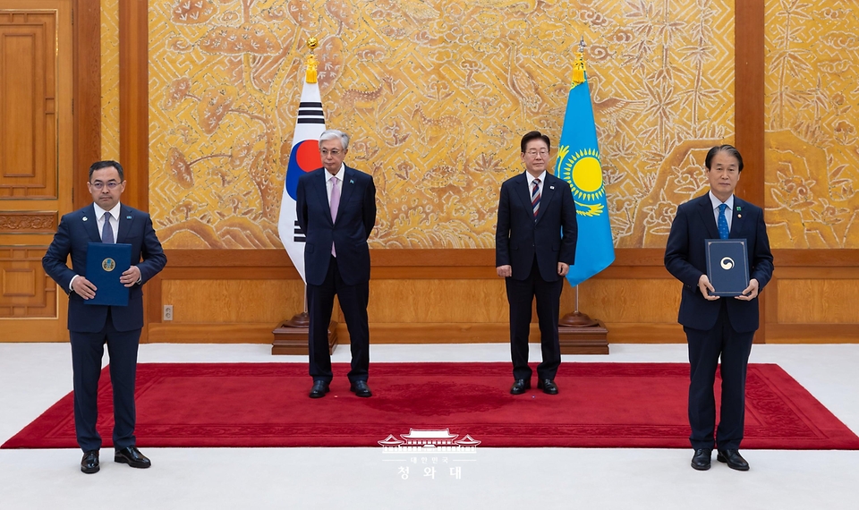 권오을 국가보훈부 장관과 아르만 키륵바예프 카자흐스탄 문화정보부장관이 9월 15일 청와대에서 이재명 대통령과 카심-조마르트 토카예프 카자흐스탄 대통령이 임석한 가운데 독립운동 사적지 보존·관리를 위한 양해각서 문건을 교환한 뒤 기념 촬영을 하고 있다.