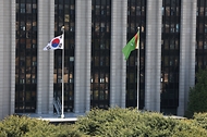 제1차 한·중앙아시아 정상회의가 열리고 있는 9월 15일 서울 광화문 알대에 현수막이 걸려 있다. 경찰은 오는 16일 '한·중앙아시아 정상회의' 일정에 맞춰 서울 도심 주요 도로 통제에 나선다고 14일 밝혔다.