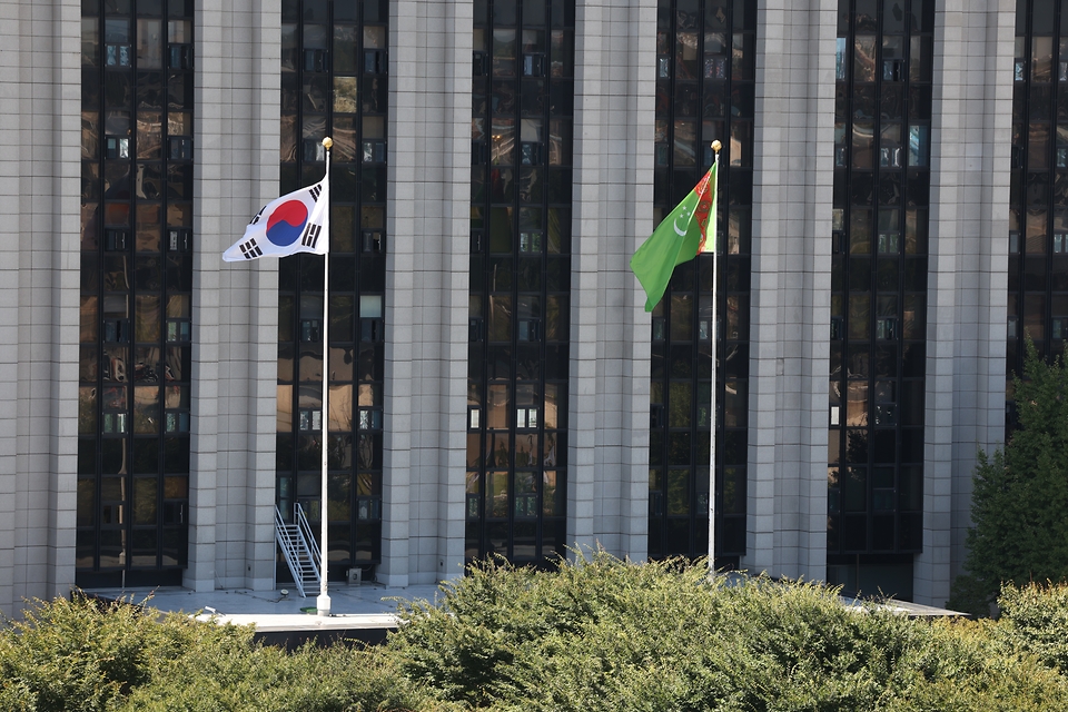 제1차 한·중앙아시아 정상회의가 열리고 있는 9월 15일 서울 광화문 알대에 현수막이 걸려 있다. 경찰은 오는 16일 '한·중앙아시아 정상회의' 일정에 맞춰 서울 도심 주요 도로 통제에 나선다고 14일 밝혔다.