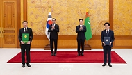 김정관 산업통상부 장관과 레술 무라도프 투르크메니스탄 국영화학공사 회장이 9월 15일 청와대에서 이재명 대통령과 세르다르 베르디무하메도프 대통령이 임석한 가운데 화학산업 및 플랜트 분야 협력에 관한 양해각서 문건을 교환한 뒤 기념 촬영을 하고 있다.