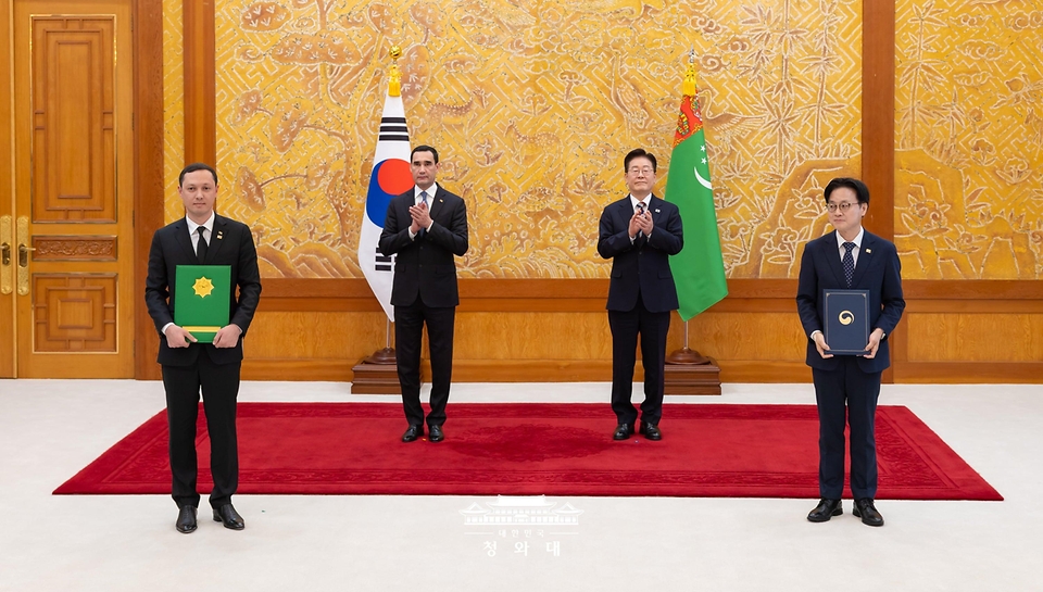 김정관 산업통상부 장관과 레술 무라도프 투르크메니스탄 국영화학공사 회장이 9월 15일 청와대에서 이재명 대통령과 세르다르 베르디무하메도프 대통령이 임석한 가운데 화학산업 및 플랜트 분야 협력에 관한 양해각서 문건을 교환한 뒤 기념 촬영을 하고 있다.