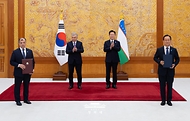 김종출 한국항공우주산업사장과 올림혼 루스타모프 우즈텍트레이드 대표가 9월 14일 청와대에서 이재명 대통령과 샤브카트 미르지요예프 우즈베키스탄 대통령이 임석한 가운데 방산 협력에 관한 계약 문건을 교환한 뒤 기념 촬영을 하고 있다.