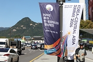제1차 한·중앙아시아 정상회의가 열리고 있는 9월 15일 서울 광화문 알대에 현수막이 걸려 있다. 경찰은 오는 16일 '한·중앙아시아 정상회의' 일정에 맞춰 서울 도심 주요 도로 통제에 나선다고 14일 밝혔다. 서울경찰청은 정상회의에 참석하는 5개국 정상·대표단의 안전한 이동을 위해 이들이 입국한 지난 13일부터 오는 17일까지 서울 도심 주요 도로와 동부간선도로, 올림픽대로 등을 통제한다.