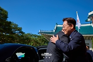 이재명 대통령이 9월 15일 청와대에서 국빈 방한한 세르다르 베르디무하메도프 투르크메니스탄 대통령을 영접하고 있다.