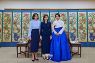 김혜경 여사와 우즈베키스탄 대통령 부인 지로아트 미르지요예바 여사가 9월 14일 서울 종로구 국립고궁박물관을 방문해 기념촬영을 하고 있다.