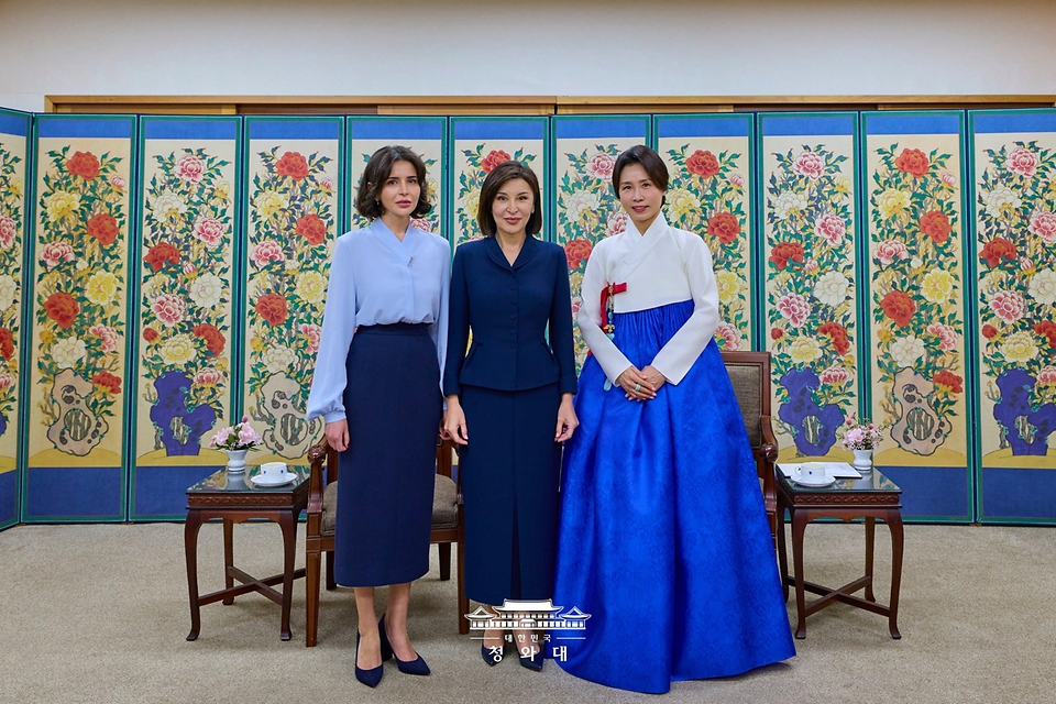 김혜경 여사와 우즈베키스탄 대통령 부인 지로아트 미르지요예바 여사가 9월 14일 서울 종로구 국립고궁박물관을 방문해 기념촬영을 하고 있다.