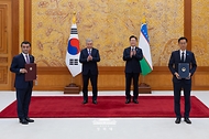 김용선 지식재산처장과 바흐티요르 사이도프 우즈베키스탄 외교부 장관이 9월 14일 청와대에서 이재명 대통령과 샤브카트 미르지요예프 대통령이 임석한 가운데 지식재산 분야 포괄적 협력에 관한 양해각서 문건을 교환한 뒤 기념 촬영을 하고 있다.