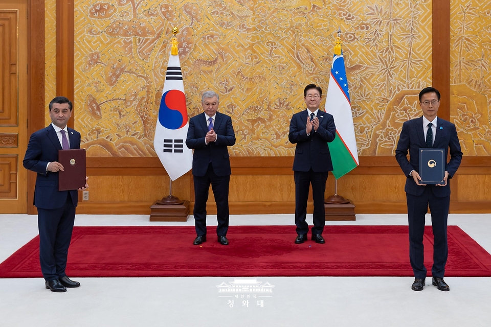김용선 지식재산처장과 바흐티요르 사이도프 우즈베키스탄 외교부 장관이 9월 14일 청와대에서 이재명 대통령과 샤브카트 미르지요예프 대통령이 임석한 가운데 지식재산 분야 포괄적 협력에 관한 양해각서 문건을 교환한 뒤 기념 촬영을 하고 있다.