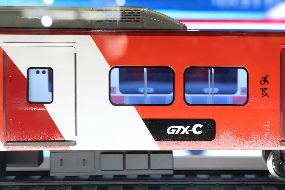 9월 15일 경기 수원시 팔달구 수원역 대합실에서 열린 수도권광역급행철도 GTX-C 홍보관 개관식에서 열차 실물 모형 제막식이 진행되고 있다.