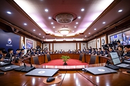 한성숙 국무총리가 9월 15일 서울 종로구 정부서울청사에서 국무회의를 주재하고 있다.