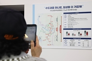 9월 15일 경기 수원시 팔달구 수원역 대합실에서 한 시민이 수도권광역급행철도 GTX-C 관련 노선을 살펴보고 있다.