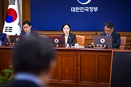 한성숙 국무총리가 9월 15일 서울 종로구 정부서울청사에서 국무회의를 주재하고 있다.