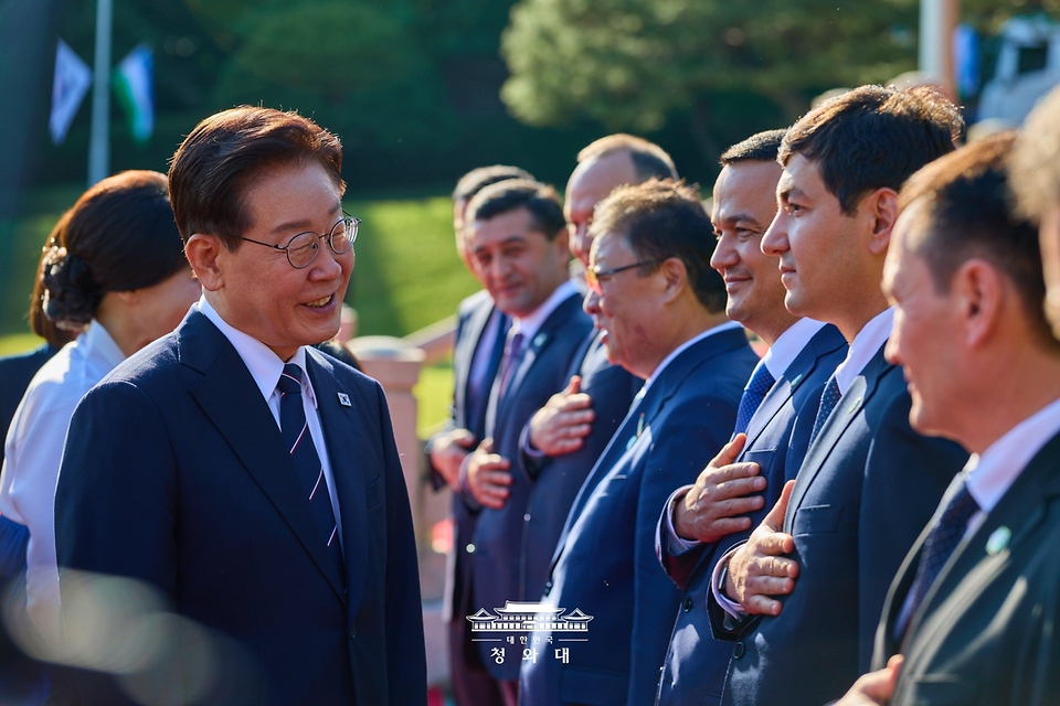 이재명 대통령이 9월 14일 청와대에서 열린 샤브카트 미르지요예프 우즈베키스탄 대통령 국빈 방한 공식 환영식에서 참석자들과 인사하고 있다.