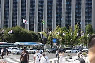 제1차 한·중앙아시아 정상회의가 열리고 있는 9월 15일 서울 광화문 알대에 현수막이 걸려 있다. 경찰은 오는 16일 '한·중앙아시아 정상회의' 일정에 맞춰 서울 도심 주요 도로 통제에 나선다고 14일 밝혔다.