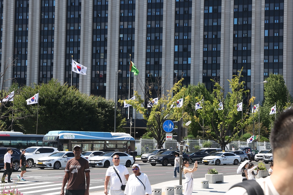 제1차 한·중앙아시아 정상회의가 열리고 있는 9월 15일 서울 광화문 알대에 현수막이 걸려 있다. 경찰은 오는 16일 '한·중앙아시아 정상회의' 일정에 맞춰 서울 도심 주요 도로 통제에 나선다고 14일 밝혔다.