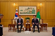 이재명 대통령과 세르다르 베르디무하메도프 투르크메니스탄 대통령이 9월 15일 청와대에서 소인수 회담을 하고 있다.