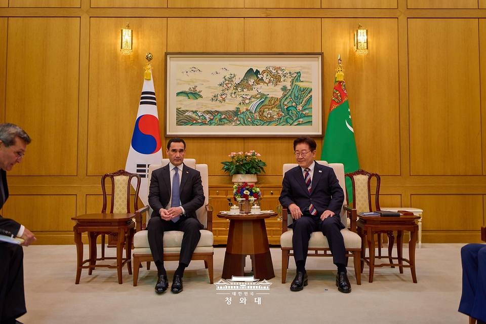 이재명 대통령과 세르다르 베르디무하메도프 투르크메니스탄 대통령이 9월 15일 청와대에서 소인수 회담을 하고 있다.