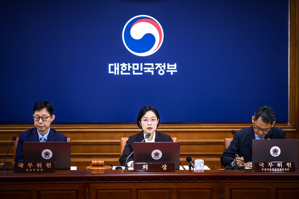 한성숙 국무총리가 9월 15일 서울 종로구 정부서울청사에서 국무회의를 주재하고 있다.