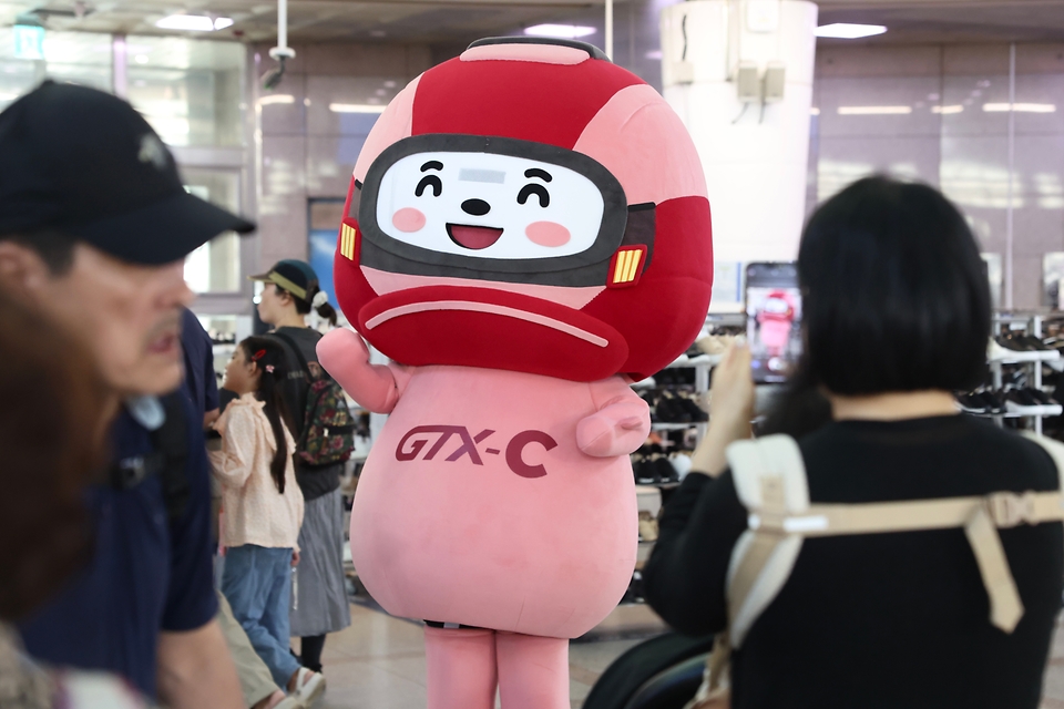 9월 15일 경기 수원시 팔달구 수원역 대합실에서 열린 수도권광역급행철도 GTX-C 홍보관 개관식에서 열차 실물 모형 제막식이 진행되고 있다.