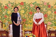 김혜경 여사가 9월 16일 청와대에서 한-중앙아시아 정상회의를 위해 방한한 사디르 자파로프 키르기스스탄 대통령의 부인 아이굴 자파로바 여사와 환담에 앞서 기념촬영을 하고 있다.
