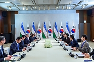 한성숙 국무총리와 샤브카트 미르지요예프 우즈베키스탄 대통령이 9월 15일 서울 신라 호텔에서 열린 한-우즈베키스탄 비즈니스 라운드 테이블에 참석하고 있다.