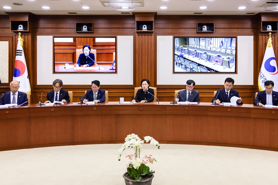 한성숙 국무총리가 9월 16일 서울 종로구 정부서울청사에서 국가정책조정회의를 주재하고 있다.