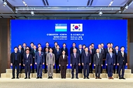 한성숙 국무총리와 샤브카트 미르지요예프 우즈베키스탄 대통령이 9월 15일 서울 신라 호텔에서 열린 한-우즈베키스탄 비즈니스 라운드 테이블에 참석하고 있다.