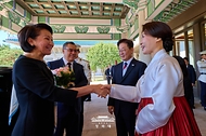 이재명 대통령과 김혜경 여사가 9월 16일 청와대에서 한-중앙아시아 정상회의를 위해 방한한 사디르 자파로프 키르기스스탄 대통령의 부인 아이굴 자파로바 여사를 영접하고 있다.