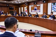 한성숙 국무총리가 9월 16일 서울 종로구 정부서울청사에서 국가정책조정회의를 주재하고 있다.