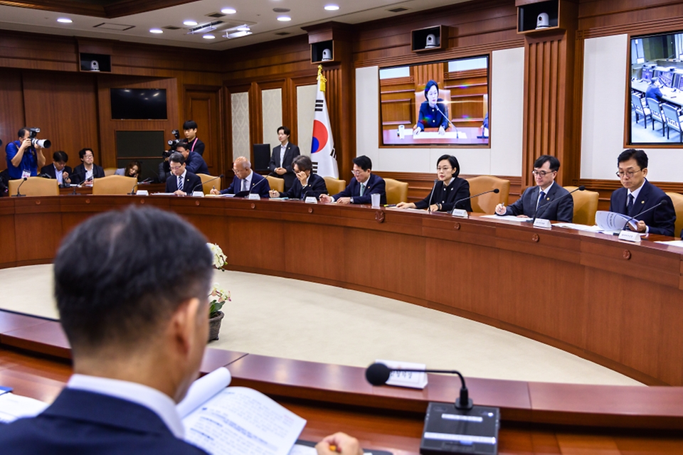 한성숙 국무총리가 9월 16일 서울 종로구 정부서울청사에서 국가정책조정회의를 주재하고 있다.