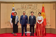 이재명 대통령과 김혜경 여사가 9월 16일 청와대에서 한-중앙아시아 정상회의를 위해 방한한 사디르 자파로프 키르기스스탄 대통령 부부와 기념 촬영을 하고 있다.