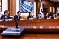 한성숙 국무총리가 9월 16일 서울 종로구 정부서울청사에서 국가정책조정회의를 주재하고 있다.
