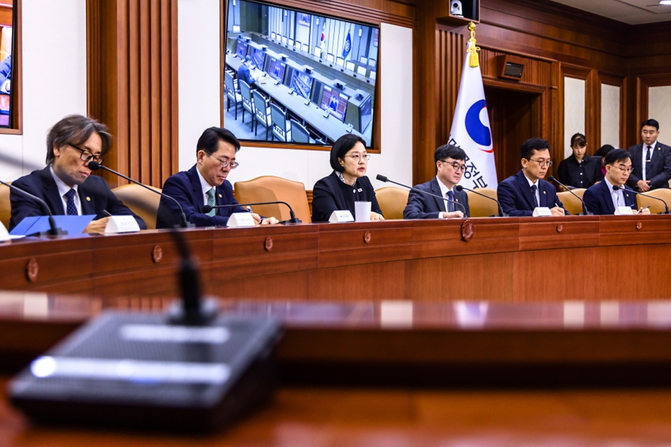 한성숙 국무총리가 9월 16일 서울 종로구 정부서울청사에서 국가정책조정회의를 주재하고 있다.