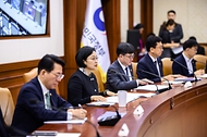 한성숙 국무총리가 9월 16일 서울 종로구 정부서울청사에서 국가정책조정회의를 주재하고 있다.