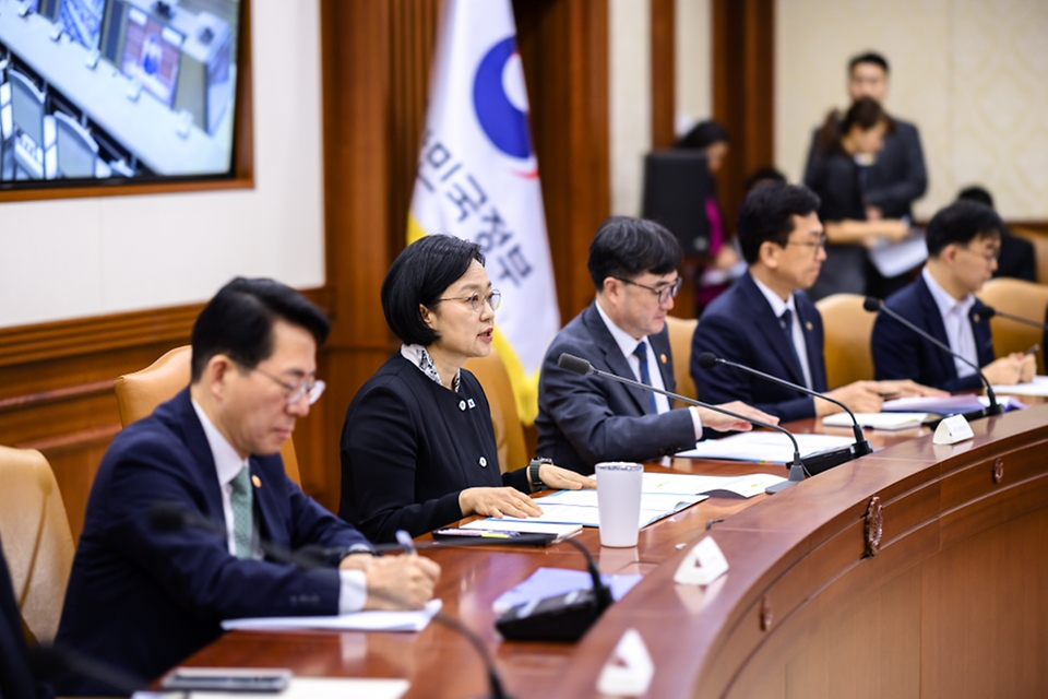 한성숙 국무총리가 9월 16일 서울 종로구 정부서울청사에서 국가정책조정회의를 주재하고 있다.