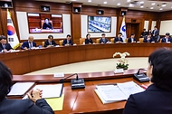 한성숙 국무총리가 9월 16일 서울 종로구 정부서울청사에서 국가정책조정회의를 주재하고 있다.