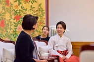 김혜경 여사가 9월 16일 청와대에서 한-중앙아시아 정상회의를 위해 방한한 사디르 자파로프 키르기스스탄 대통령의 부인 아이굴 자파로바 여사와 환담하고 있다.