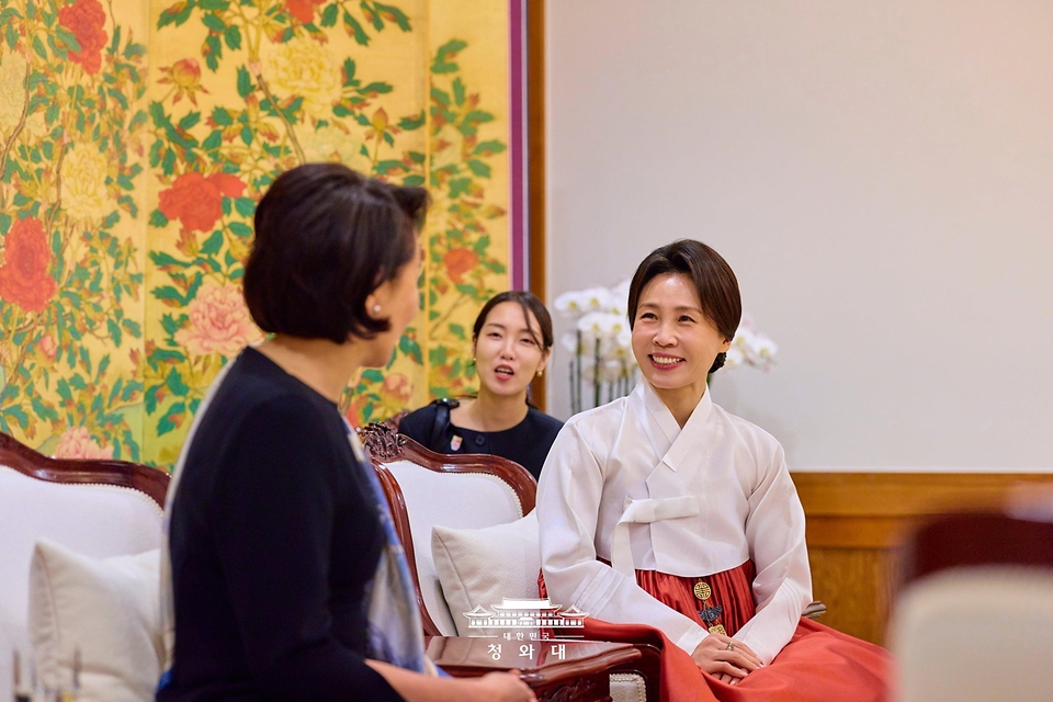 김혜경 여사가 9월 16일 청와대에서 한-중앙아시아 정상회의를 위해 방한한 사디르 자파로프 키르기스스탄 대통령의 부인 아이굴 자파로바 여사와 환담하고 있다.