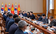 이재명 대통령과 사디르 자파로프 키르기스스탄 대통령이 9월 16일 청와대에서 정상회담을 하고 있다.