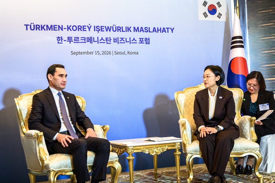 한성숙 국무총리와 세르다르 베르디무하메도프 투르크메니스탄 대통령이 9월 15일 서울 중구 더그랜드롯데 서울에서 열린 한-투르크메니스탄 비즈니스 포럼에 참석하고 있다.