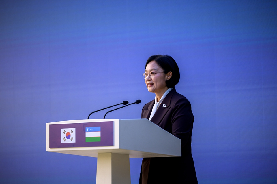 한성숙 국무총리와 샤브카트 미르지요예프 우즈베키스탄 대통령이 9월 15일 서울 신라 호텔에서 열린 한-우즈베키스탄 비즈니스 라운드 테이블에 참석하고 있다.