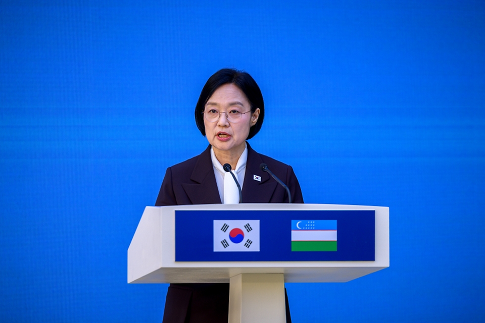 한성숙 국무총리와 샤브카트 미르지요예프 우즈베키스탄 대통령이 9월 15일 서울 신라 호텔에서 열린 한-우즈베키스탄 비즈니스 라운드 테이블에 참석하고 있다.