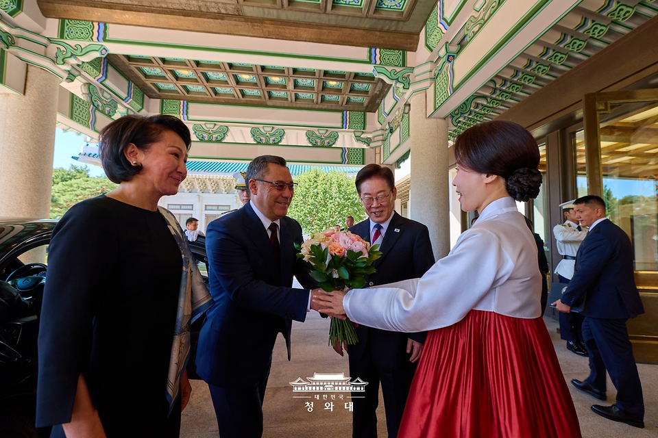 이재명 대통령과 김혜경 여사가 9월 16일 청와대에서 한-중앙아시아 정상회의를 위해 방한한 사디르 자파로프 키르기스스탄 대통령을 영접하고 있다.