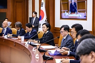 한성숙 국무총리가 9월 16일 서울 종로구 정부서울청사에서 국가정책조정회의를 주재하고 있다.