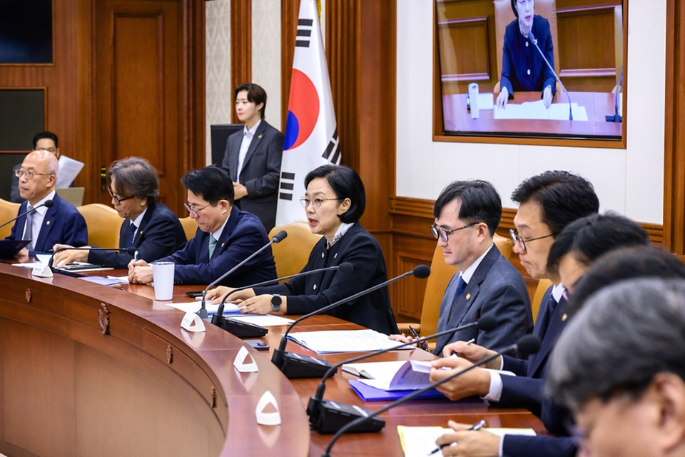 한성숙 국무총리가 9월 16일 서울 종로구 정부서울청사에서 국가정책조정회의를 주재하고 있다.