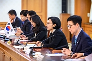 한성숙 국무총리가 9월 16일 서울 종로구 정부서울청사에서 에모말리 라흐몬 타지키스탄 대통령을 접견하고 있다.