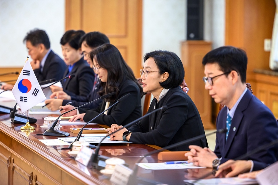 한성숙 국무총리가 9월 16일 서울 종로구 정부서울청사에서 에모말리 라흐몬 타지키스탄 대통령을 접견하고 있다.