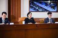 한성숙 국무총리가 9월 16일 서울 종로구 정부서울청사에서 국가정책조정회의를 주재하고 있다.