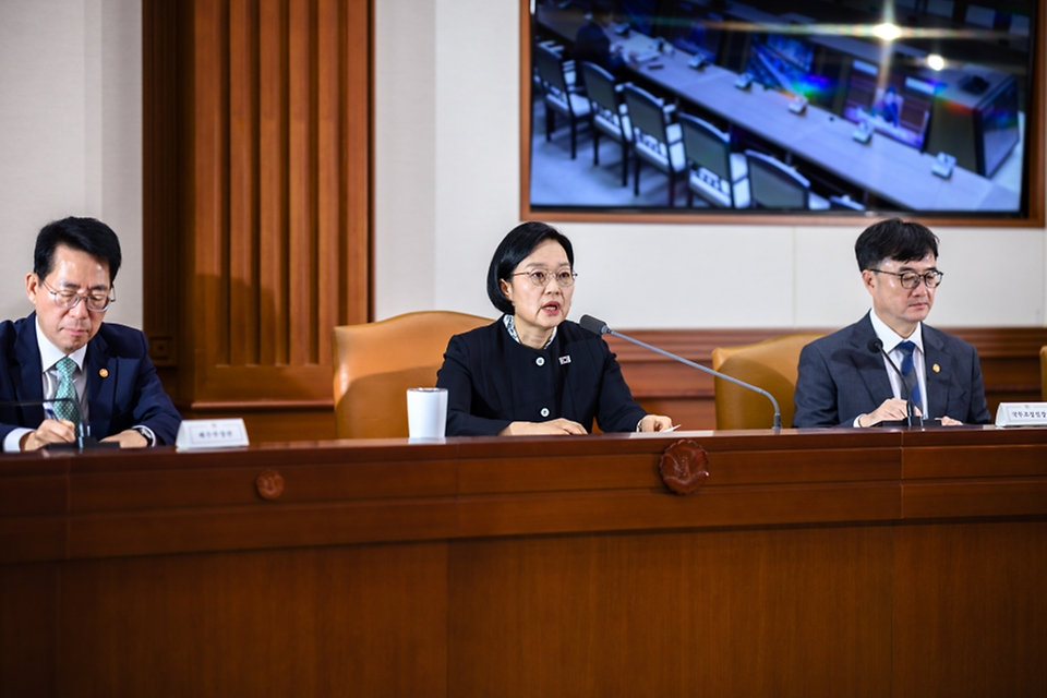 한성숙 국무총리가 9월 16일 서울 종로구 정부서울청사에서 국가정책조정회의를 주재하고 있다.
